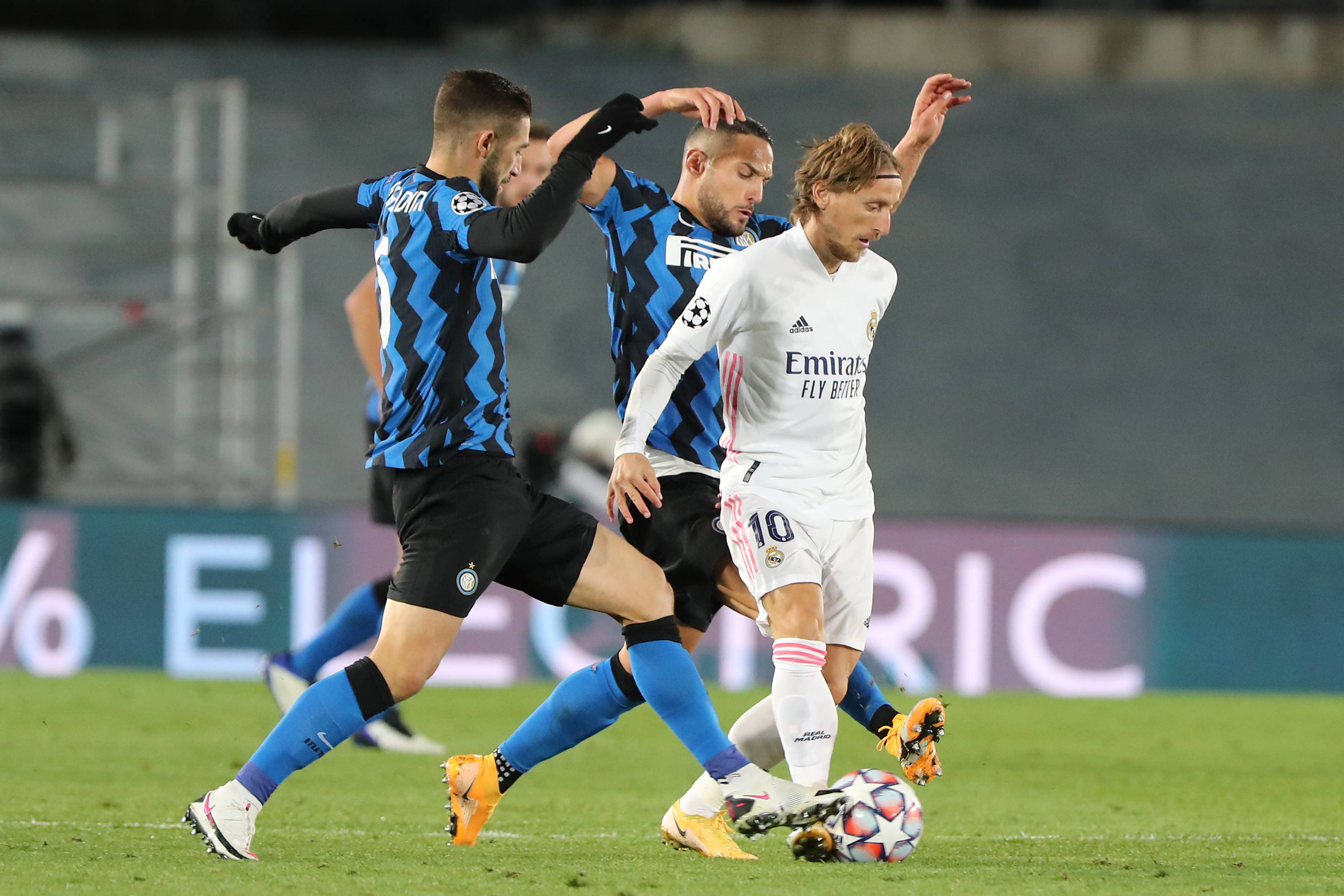 英超第14轮综述：利物浦平局+切尔西爆冷，阿森纳5分领先稳居榜首（英超第14轮：利物浦战平、切尔西爆冷失利，阿森纳以5分优势领跑）